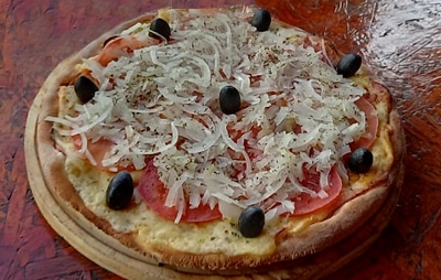 Fugazzeta rellena recién horneada